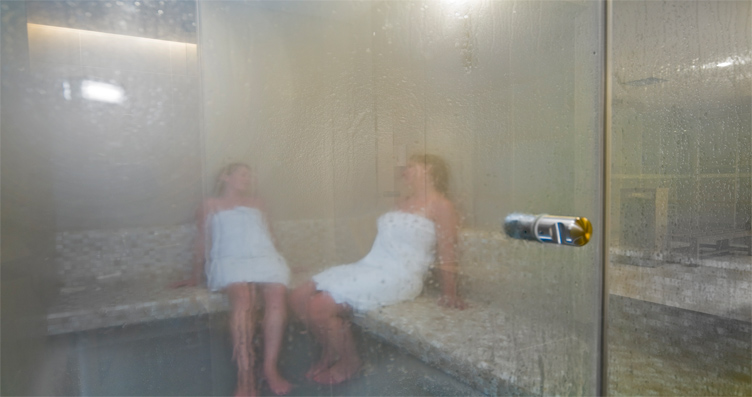 buhar odası, buhar banyosu yapan kadınlar