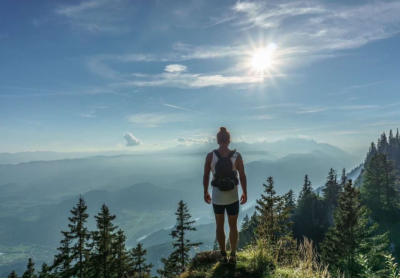 trekking nedir, manzara karşısında trekking yapan adam