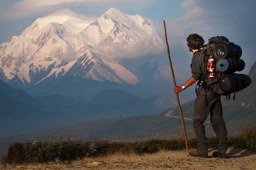 trekking nedir, manzara karşısında trekking yapan adam