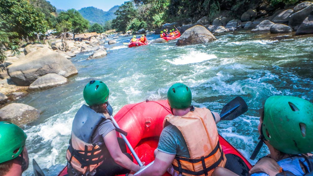 nehirde rafting yapan insan grubu