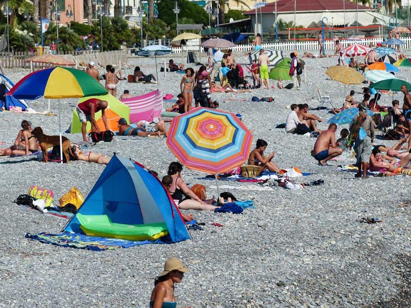 plajda güneşlenen turistler