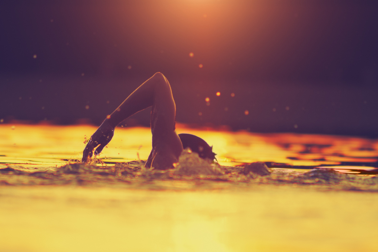 manzara karşısında yüzme sporu yapan sporcu