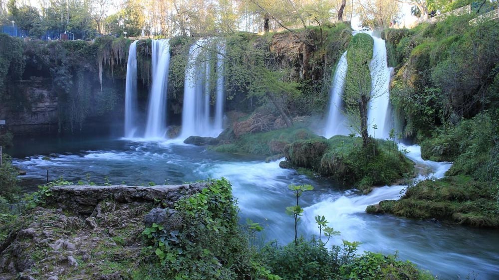 antalya'da yer alan düden şelalesi'nin doğa manzaraları